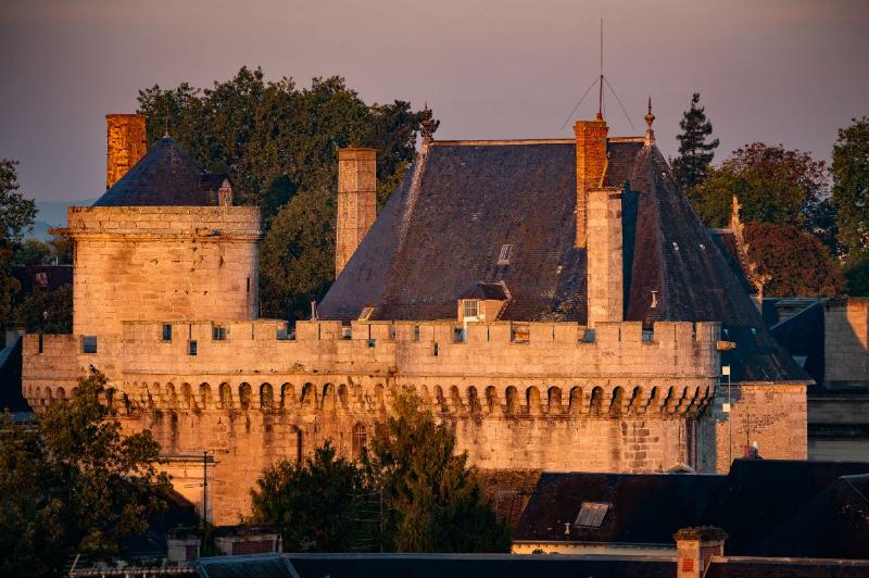 Façades anciennes typiques de la rue Notre-Dame-de-Nazareth à Paris, avec architecture haussmannienne et détails historiques.